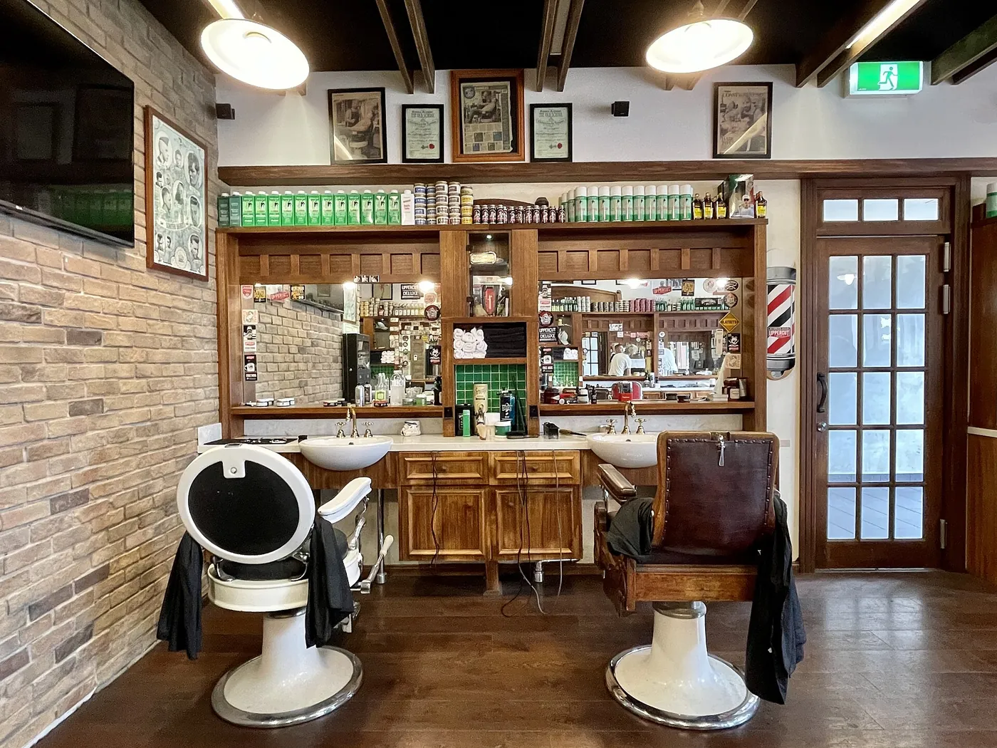 L'intérieur d'un salon de barbier, fauteuils et miroirs